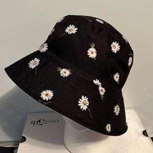 Alice and Olivia Floral Daisy Black white Reversible Bucket Hat
